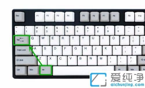 win10全屏游戏时任务栏不消失怎么办？